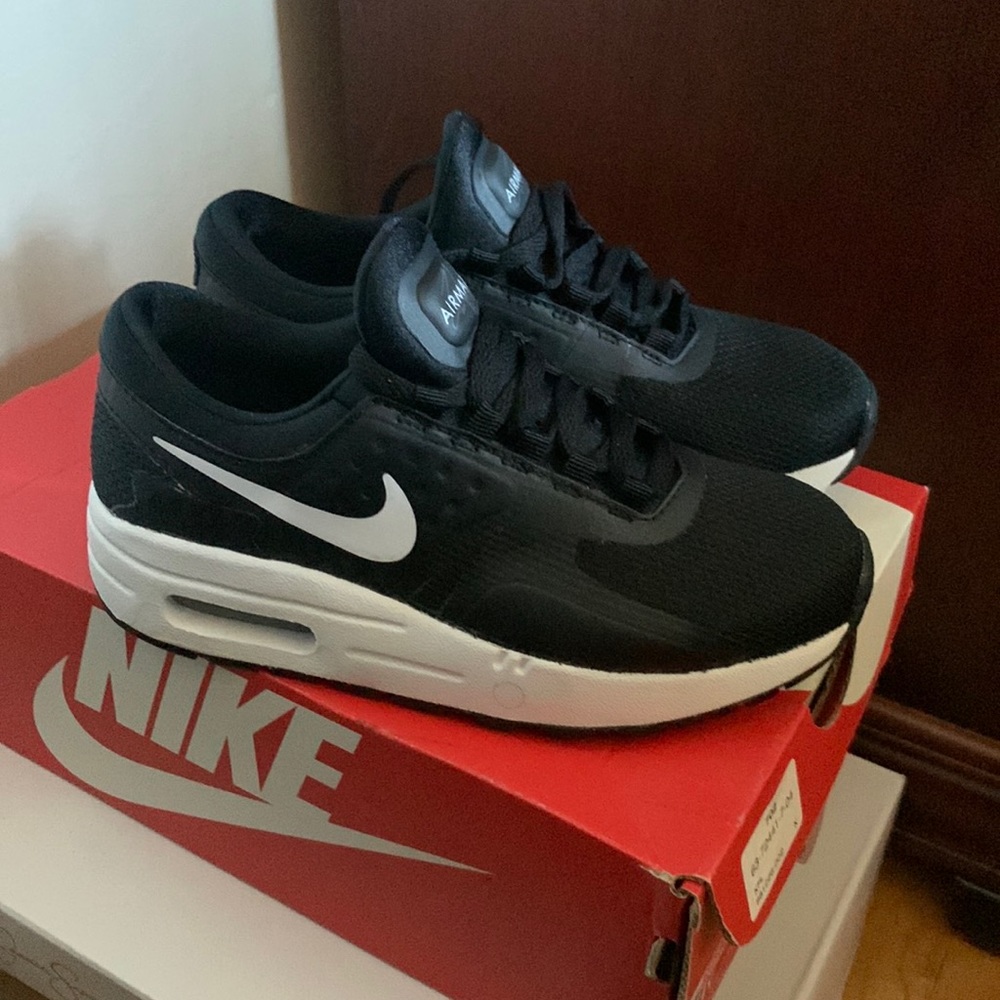 NWT - New Youth Nike Air Max Essentials